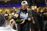 　地区優勝を果たし笑顔でシャンパンファイトをするヤンキースのイチロー（ＡＰ＝共同）　