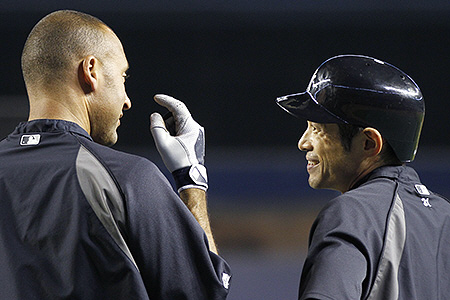 　プレーオフに向けた練習でジーター（左）と談笑するヤンキース・イチロー＝ヤンキースタジアム（撮影・大橋小太郎）