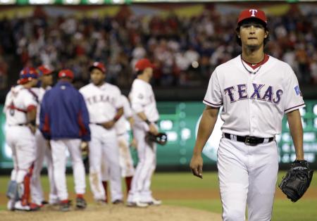 　オリオールズ戦の７回途中で降板するレンジャーズのダルビッシュ（ＡＰ＝共同）