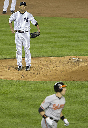 オリオールズ戦の３回、フラハーティ（手前）に先制のソロ本塁打を許したヤンキース・黒田＝ヤンキースタジアム（撮影・大橋小太郎）