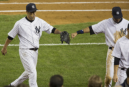オリオールズ戦の８回、この回を投げ終えジーター（右）とタッチするヤンキース・黒田＝ヤンキースタジアム（撮影・大橋小太郎）