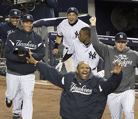 オリオールズ戦の１２回、イバネスが２打席連続のサヨナラHRを放ちベンチを飛び出すヤンキース・イチロー＝ヤンキースタジアム（撮影・大橋小太郎）