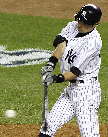 オリオールズ戦の６回、決勝打となる右中間二塁打を放つヤンキース・イチロー＝ヤンキースタジアム（撮影・大橋小太郎）