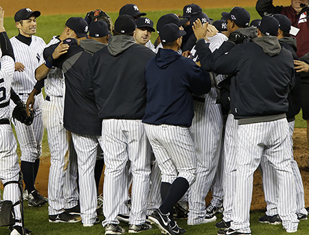 オリオールズを破り地区優勝を決め、喜ぶイチローらヤンキースナイン＝ヤンキースタジアム（撮影・大橋小太郎）