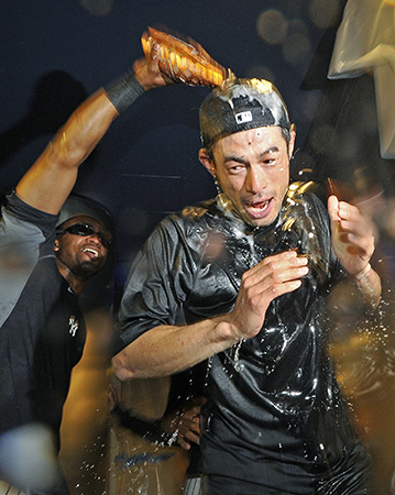 チームメイトにシャンパンをかけられる、ヤンキース・イチロー＝ヤンキースタジアム（撮影・大橋小太郎）