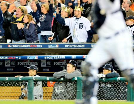 　タイガースに４連敗し、厳しい表情を見せるヤンキースのイチロー（左）と黒田（右）＝コメリカ・パーク（共同）