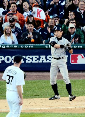 　タイガース戦の６回、無死三塁の好機に空振り三振に倒れたヤンキースのイチロー。投手シャーザー＝コメリカ・パーク（共同）