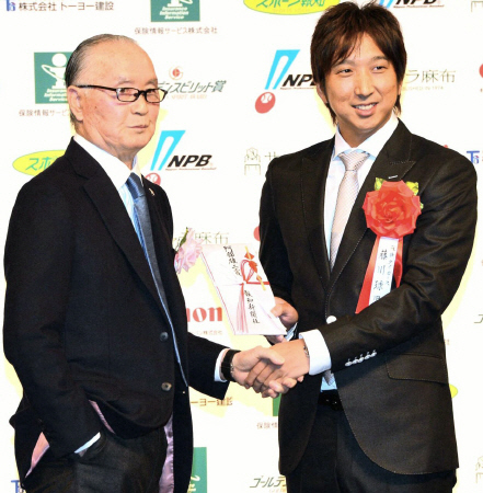 　長嶋茂雄巨人軍終身名誉監督から阿部雄二賞を授与される藤川（撮影・持木克友）