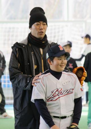 　被災地の小中学生を集めて行われた野球教室で指導する上原（共同）