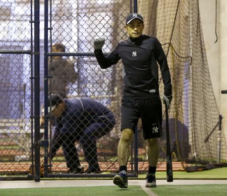 　キャンプインを翌日に控え、屋内での打撃練習を終え引き揚げるイチロー（共同）