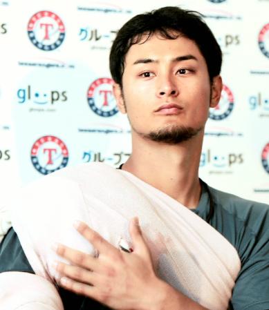 　試合後の記者会見で質問を聞くレンジャーズのダルビッシュ（共同）