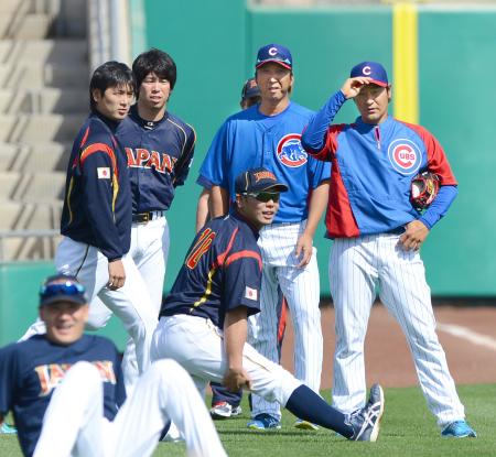 　前田（左から２人目）、阿部（下）らと話すカブス・藤川（中）