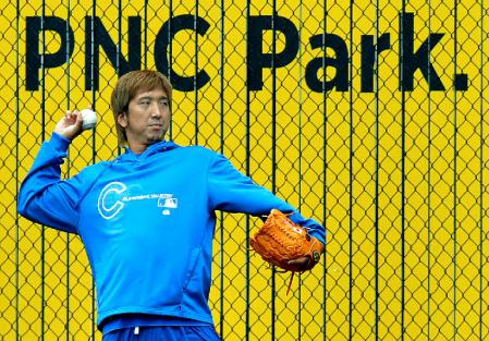 　パイレーツの本拠地ＰＮＣパークを訪れ、キャッチボールを行うカブス・藤川（共同）