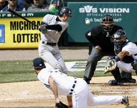 　タイガース戦の６回、遊撃内野安打を放つヤンキースのイチロー。投手バーランダー（共同）