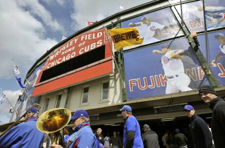 　藤川の大きな写真が掲げられているカブスの本拠地リグリー・フィールドの入り口（共同）