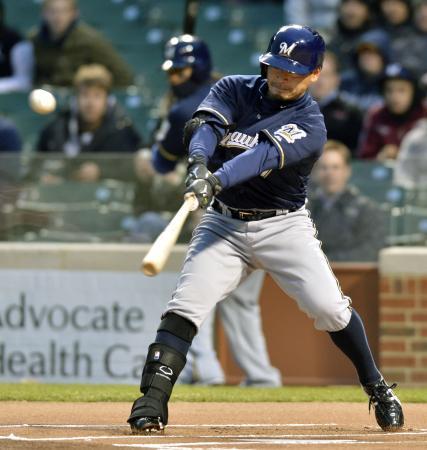 　カブス戦の１回、左翼線二塁打を放つブルワーズ・青木＝リグリー・フィールド（共同）