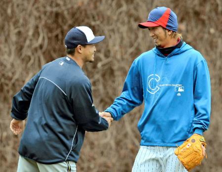 　試合前、ブルワーズ・青木（左）と握手を交わすカブス・藤川＝リグリー・フィールド（共同）