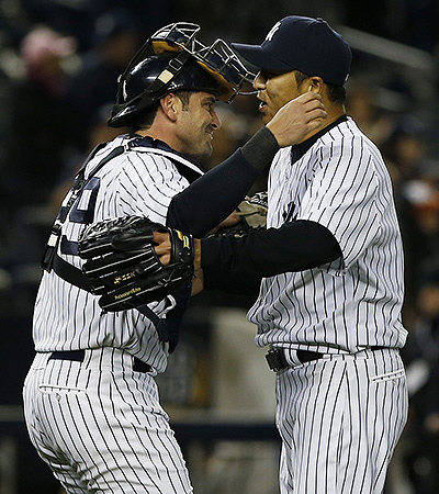 完封勝利を収め捕手セルベリ（左）と抱き合うヤンキース・黒田＝ヤンキースタジアム（撮影・大橋小太郎）