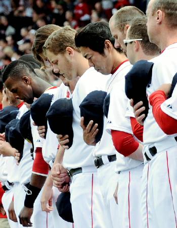 　試合前、連続爆破テロの犠牲者を悼み黙とうするレッドソックス・上原（中央）ら＝フェンウェイ・パーク（共同）