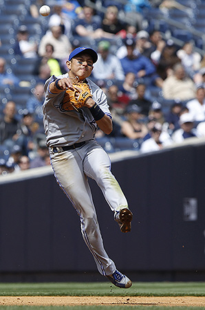 　５回、ニックスをジャンピングスローで遊ゴロに仕留めるブルージェイズ・川崎＝ヤンキースタジアム（撮影・大橋小太郎）