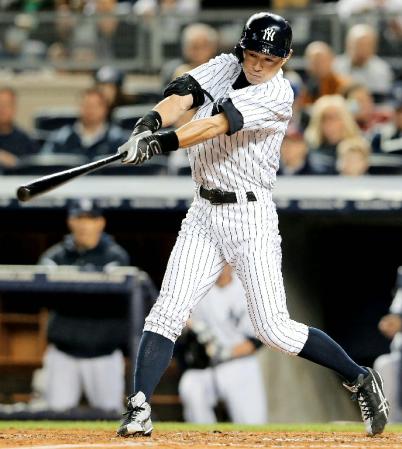 　アスレチックス戦の４回、左前打を放つヤンキースのイチロー＝ヤンキースタジアム（共同）