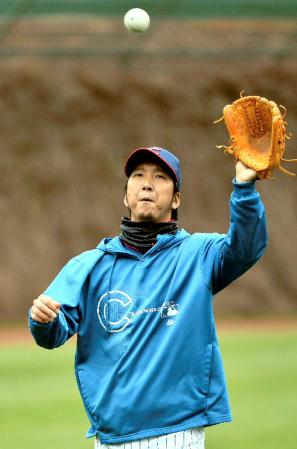 　試合前の練習でキャッチボールをするカブス・藤川＝リグリー・フィールド（共同）