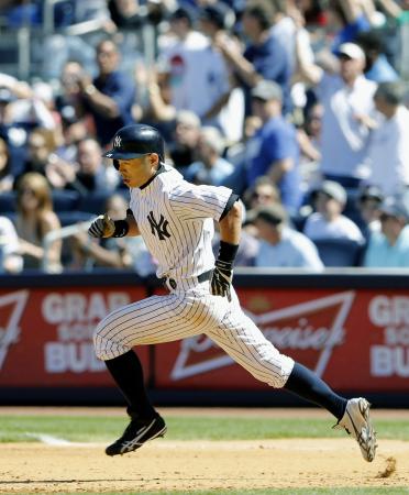 　６回、右越えに適時二塁打を放ち、二塁へ向かうイチロー（共同）