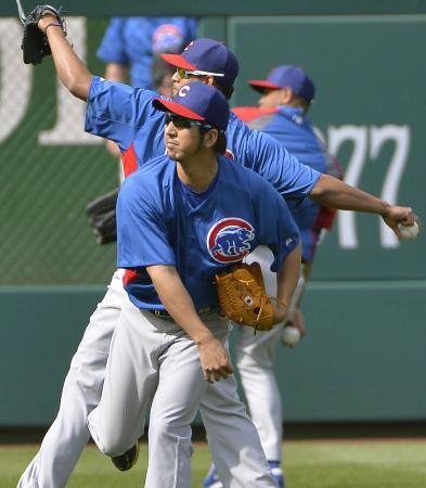 　メジャーに復帰しチームに合流、ナショナルズ戦前に練習するカブス・藤川＝ナショナルズ・パーク（共同）