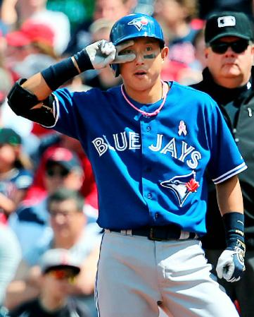 　２回、先制の２点打を放ち、自軍ベンチに向かってポーズをとるブルージェイズ・川崎＝フェンウェイ・パーク（共同）