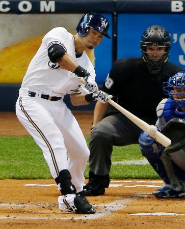 　ドジャース戦の１回、左前打を放つブルワーズ・青木＝ミラー・パーク（共同）