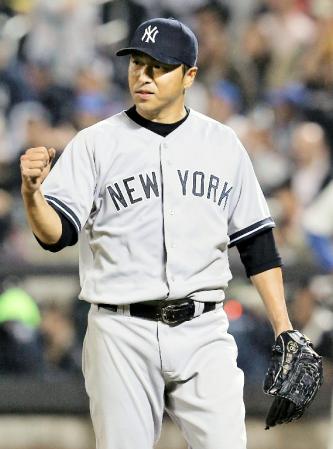 　６回、二走をけん制球でアウトにし、ガッツポーズをする黒田＝シティ・フィールド（共同）