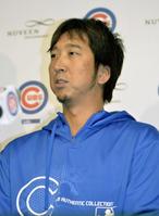 　右肘の手術について記者会見する藤川（共同）