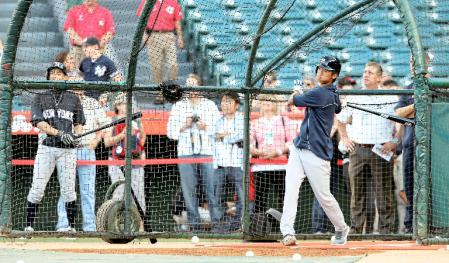 　イチロー（左端）が見詰める中、打撃練習をするヤンキースドラフト２巡目指名の加藤豪将内野手＝エンゼルスタジアム（共同）