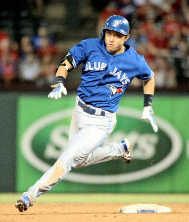 　９回、右中間三塁打を放ち二塁を回る川崎＝レンジャーズ・ボールパーク（共同）