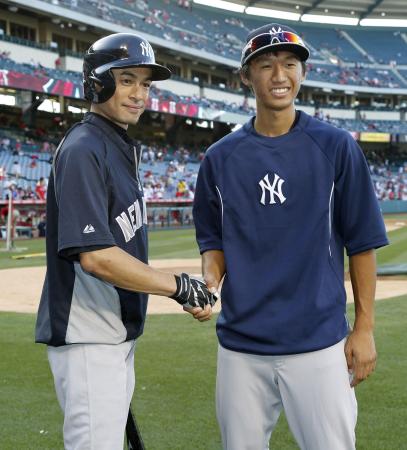 　試合前、イチロー（左）と握手するヤンキースドラフト２巡目指名の加藤豪将内野手（共同）