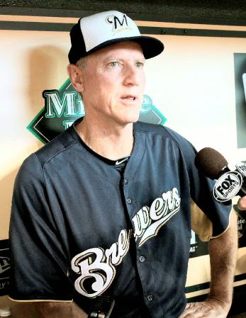 　第２子誕生に備えてチームを離れた青木について語るレネキー監督＝ミニッツメイド・パーク（共同）