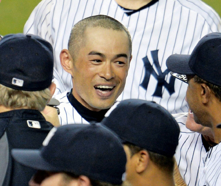 　レンジャーズ戦の９回、サヨナラ本塁打を放ち、ナインの祝福に笑顔を見せるヤンキースのイチロー＝ヤンキースタジアム（共同）
