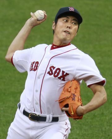 　ロッキーズ戦の９回に登板し、１回を三者凡退に抑えて２セーブ目を挙げたレッドソックス・上原＝フェンウェイ・パーク（共同）