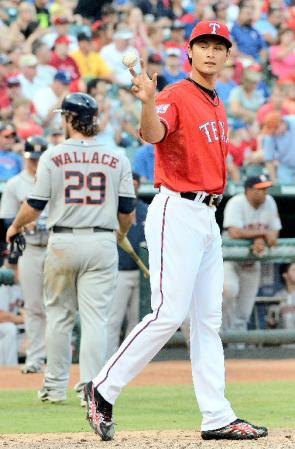 　５回、２死満塁でクラウスに２点打を許したレンジャーズのダルビッシュ＝レンジャーズ・ボールパーク（共同）