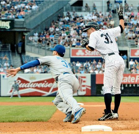 　１回、カノの右前適時打の打球をよけるヤンキースのイチロー（右）＝ヤンキースタジアム（共同）