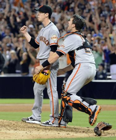 　無安打無得点試合を達成し、ガッツポーズするリンスカムと駆け寄るポージー捕手（共同）