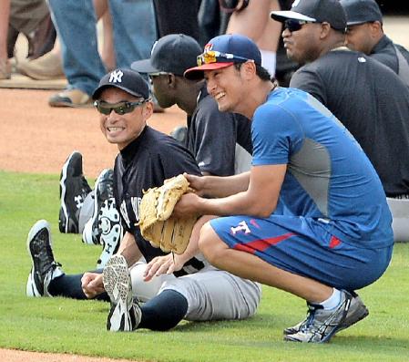 　試合前、ヤンキースのイチロー（左）と談笑するレンジャーズのダルビッシュ＝レンジャーズ・ボールパーク（共同）