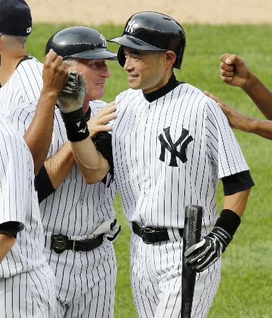 　レイズにサヨナラ勝ちし、チームメートと喜ぶヤンキースのイチロー＝ヤンキースタジアム（共同）