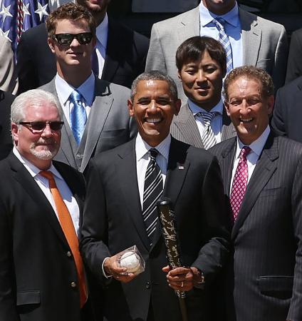 　オバマ米大統領（前列中央）を表敬訪問し、ホワイトハウス南庭で記念写真に納まるジャイアンツの田中（大統領の右後方）ら（ゲッティ＝共同）