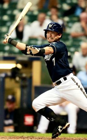 　８回、左前打を放つ青木＝ミラー・パーク（共同）