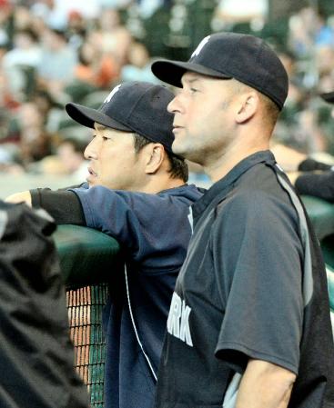 　アストロズ戦をベンチから見詰めるヤンキース・黒田。右はジーター（共同）