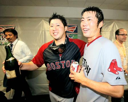 　地区シリーズ突破を決め、シャンパンファイトで笑顔を見せる田沢（左）と上原＝トロピカーナ・フィールド（共同）