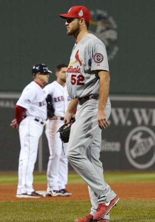 　レッドソックス戦の４回途中、降板するカージナルスのワカ（共同）