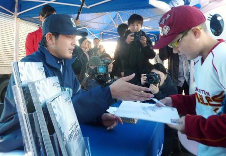 　東日本大震災の復興支援イベントでファンと交流する米大リーグ、マリナーズの岩隈久志投手（左）＝宮城県石巻市