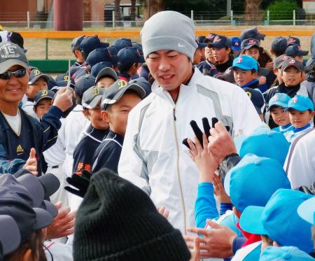 福島県南相馬市で野球教室を開催し、子どもたちと交流する上原